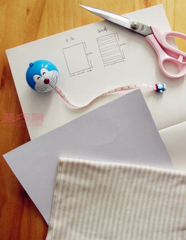 How to make baby bibs. Illustration of how to make saliva wipes for newborn babies.