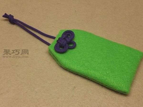 Small and exquisite amulet bag handmade tutorial teaches you how to make an amulet bag using felt