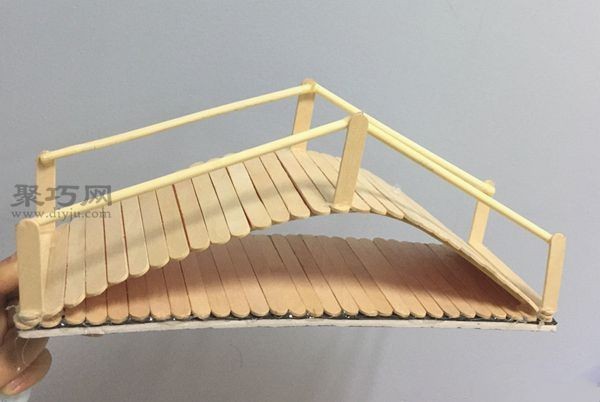 Illustrated tutorial on DIY arch bridge handicrafts using waste popsicle sticks