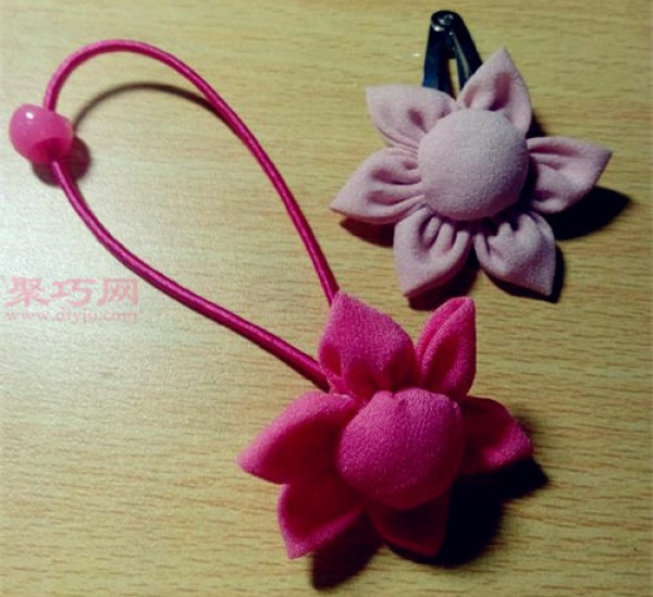 Tutorial on making hairpins with fabric handmade flowers. Teach you how to make hairpins yourself.