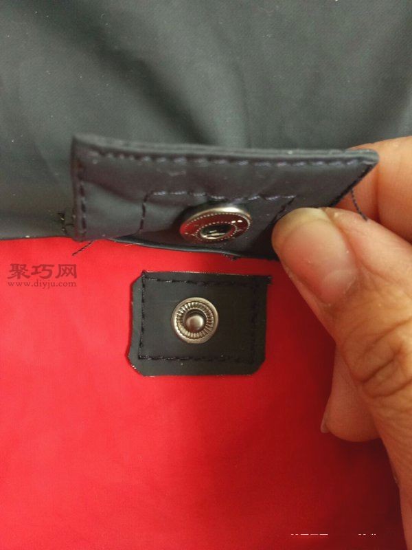 Illustration of the tutorial on how to make a homemade practical file bag with the sleeves of an old jacket made of smooth fabric