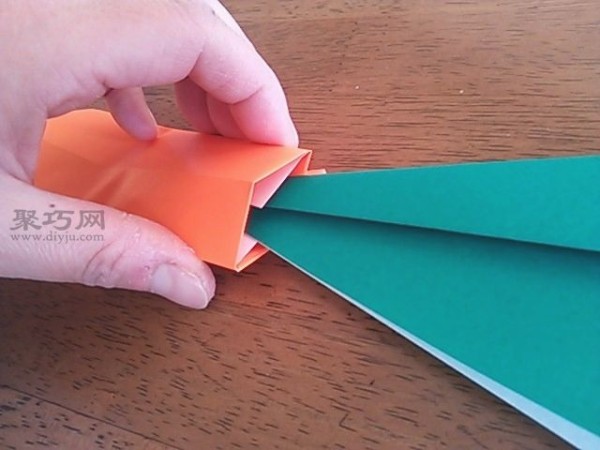 How to make a carrot with leaves using origami