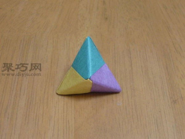 Super cute three-dimensional triangle origami illustration. Teach you how to fold the lucky star triangle.