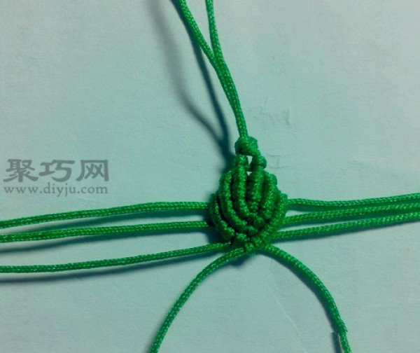 A simple method for knitting mobile phone chains. Teach you how to knit mobile phone chains.