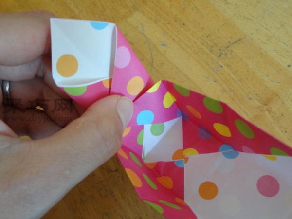 Origami movable spring box. Teach you how to make origami springs.