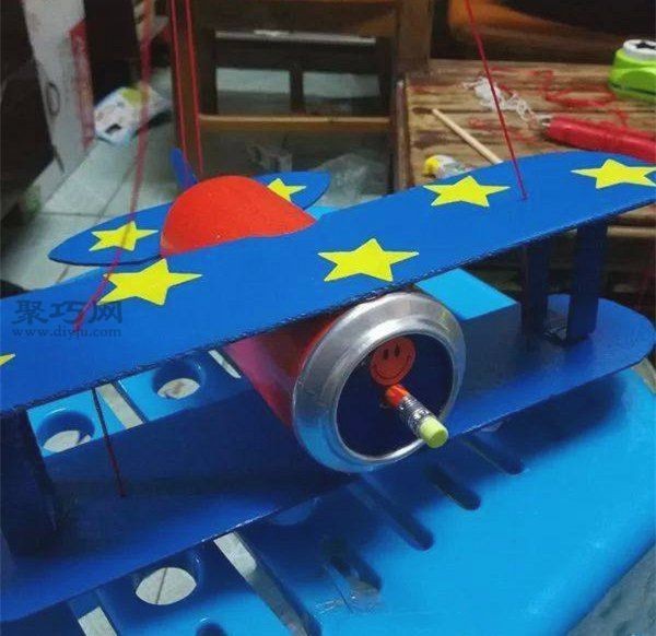 How to make a super simple propeller airplane model by hand using cans and old cardboard boxes