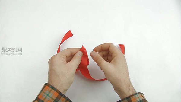 How to fold roses with ribbons. Illustration of the steps for weaving roses with ribbons.