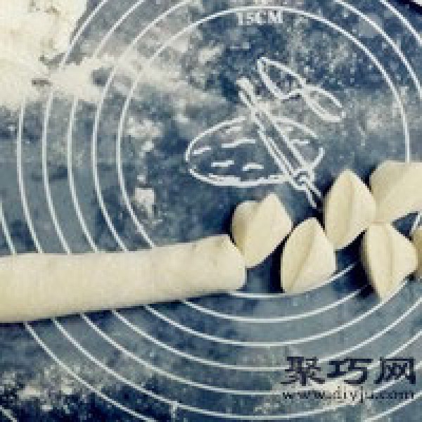 Illustration of how to make leek and shrimp skin dumplings. How to make crescent moon dumplings.