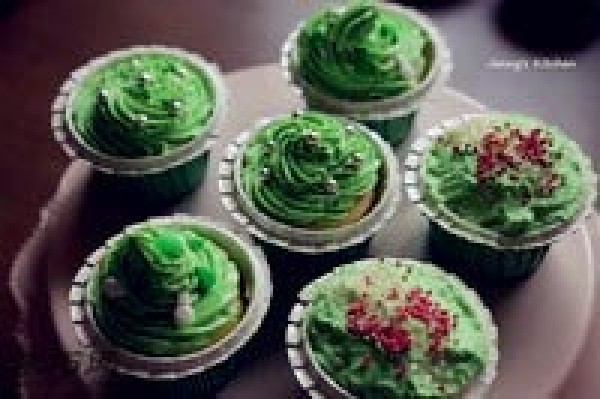 How to make fresh cream chiffon cupcakes. How to make chiffon cupcakes in various flavors.