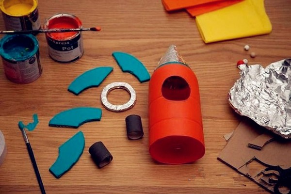 Illustration of how to make DIY space rocket model of beverage bottle