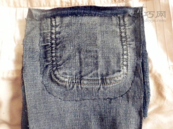 Renovate old jeans into a sandwich bag. Illustration of how to make a denim coin purse.