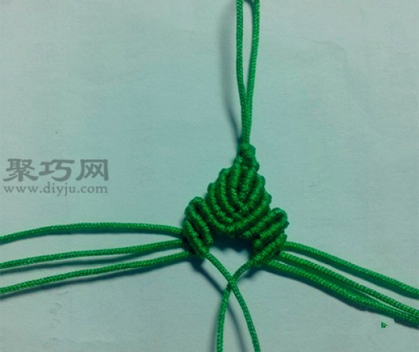 A simple method for knitting mobile phone chains. Teach you how to knit mobile phone chains.