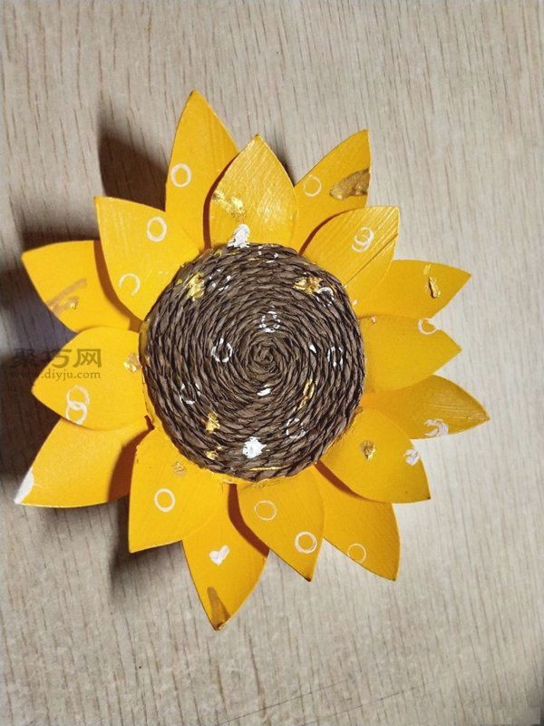 Creative transformation of disposable paper cups. Tutorial on making exquisite paper sunflowers.