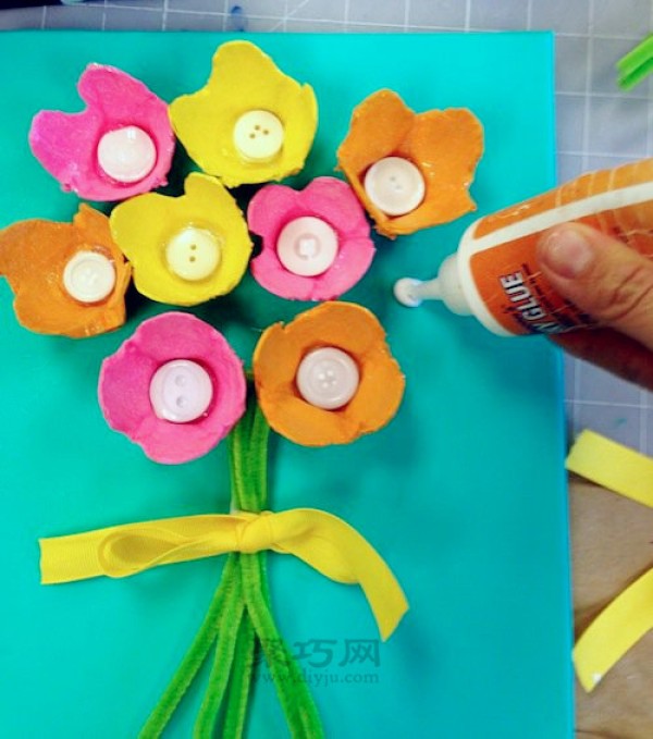 Illustrated tutorial for diy three-dimensional flower decoration painting of egg tray. Turn waste into treasure in seven steps.