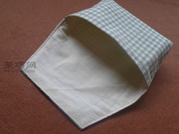 Tutorial on how to make a small flip-top cotton and linen bag. Teach you how to make a small flip-top cotton and linen bag.