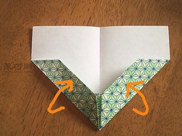 Illustrated tutorial on how to use paper to fold a paper airplane that can fly far