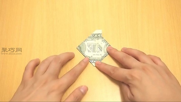 Illustrated tutorial on folding hearts for 1 dollar. Teach you how to fold hearts with money.