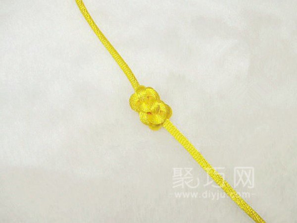 Tutorial on how to tie a single-thread six-petal long button knot. Illustration of how to weave a diamond knot.