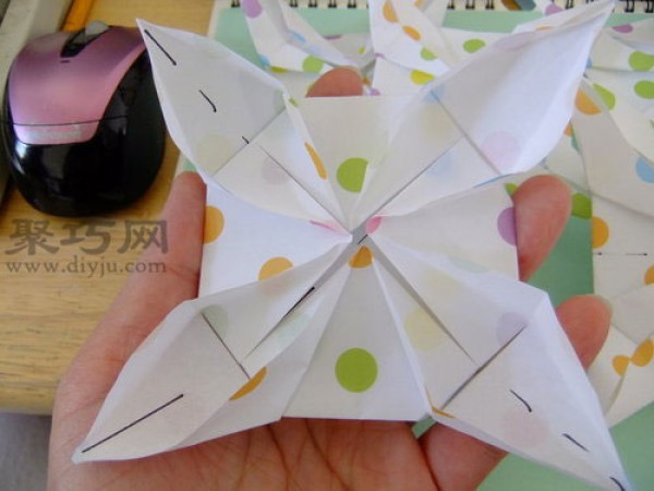 Three-dimensional bouquet origami illustrated tutorial teaches you how to make origami bouquets by hand