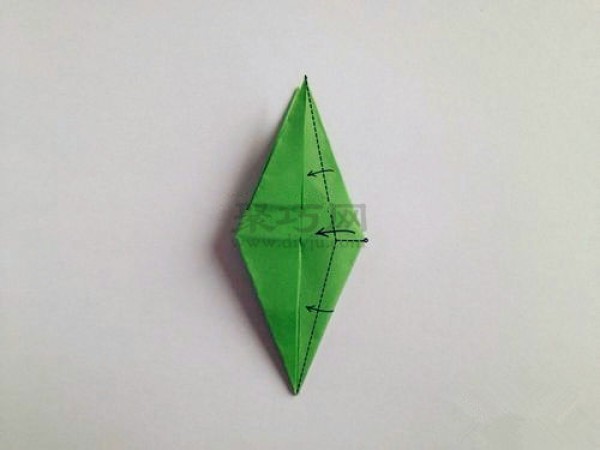 Illustration of folding calyx. Teach you how to make origami calyx by hand.