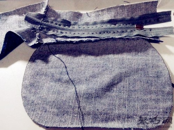 Turning old jeans into treasure DIY fashionable denim cosmetic bag illustrated tutorial