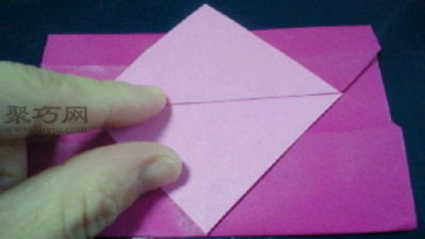 How to fold a simple heart-shaped envelope Heart-shaped envelope origami illustration tutorial