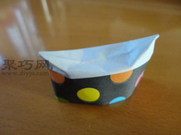 A piece of paper turns into a chopstick holder in seconds How to make an origami chopstick holder