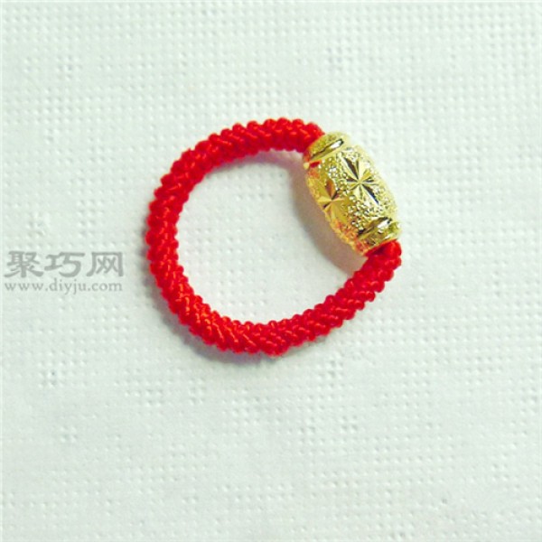 Illustrated tutorial on how to weave a transfer bead ring. How to weave a ring with red rope.