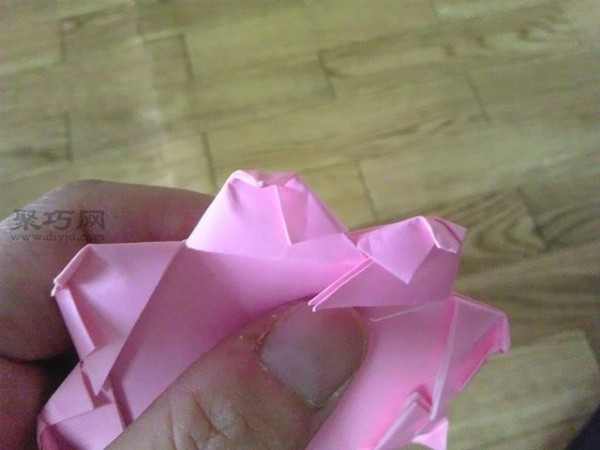 A simple and beautiful way to fold chrysanthemums. If you want to know how to fold chrysanthemums, read this tutorial.