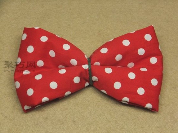 Mickey Mouse headband making tutorial. Learn how to make a cute fabric bow headband.