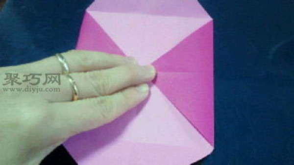 How to fold a simple heart-shaped envelope Heart-shaped envelope origami illustration tutorial