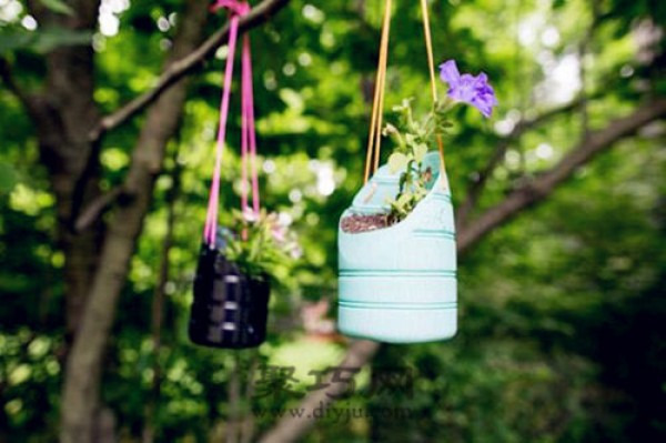 Use old items to transform beverage bottles into potted plants. Make stylish hanging flower pots out of beverage bottles.