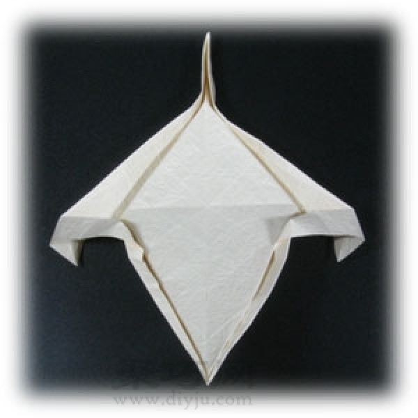 Pictures of the steps to fold paper cranes. Learn how to fold paper cranes easily.