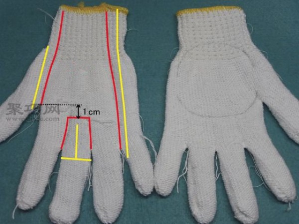 Illustration of how to make cute cartoon dolls using cloth gloves