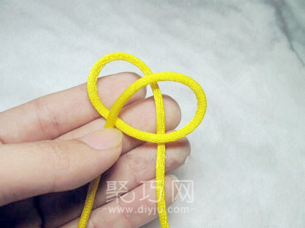 Illustration of the braiding method of three-strand five-flower (herringbone) Chinese knot knot tutorial