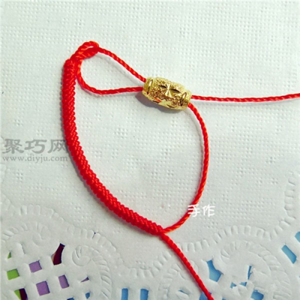 Illustrated tutorial on how to weave a transfer bead ring. How to weave a ring with red rope.