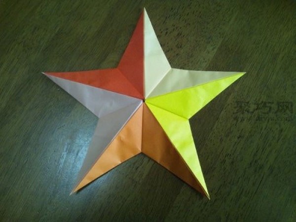 Illustration of how to fold a three-dimensional five-pointed star. How to fold a three-dimensional five-pointed star.