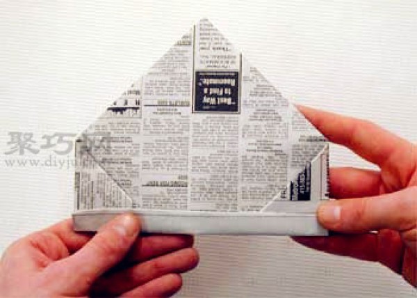 Illustration of how to fold a newspaper hat. Teach you how to fold a decorative hat.