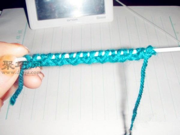 Knitting method of unit needle scarf. Beginner’s hand knitting scarf tutorial.