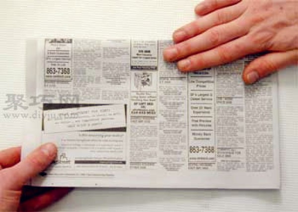 Illustration of how to fold a newspaper hat. Teach you how to fold a decorative hat.