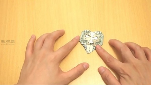 Illustrated tutorial on folding hearts for 1 dollar. Teach you how to fold hearts with money.