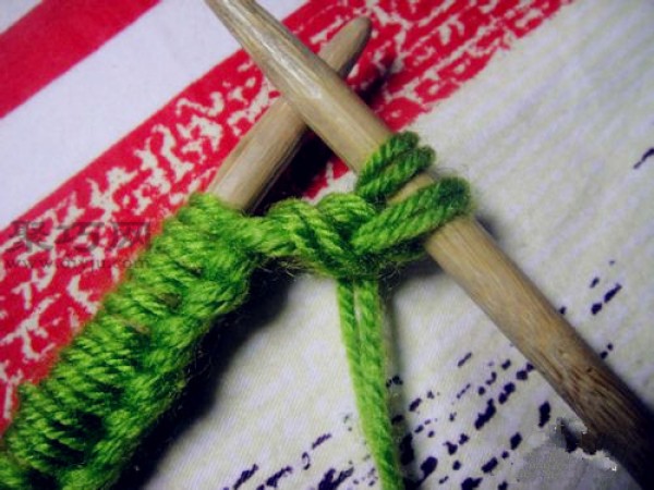 Stick needle knitting scarf tutorial teaches you how to knit a scarf easily and beautifully