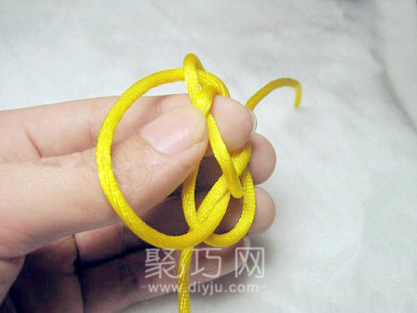 Illustrated tutorial on how to tie Chinese knot single thread button knot. Teach you how to knit buttons with single thread.