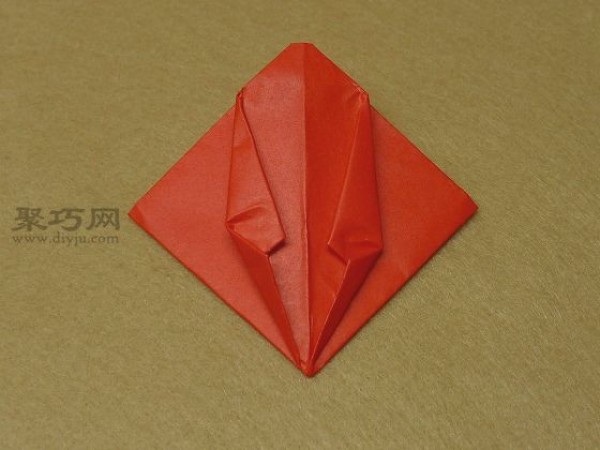 What is the easiest way to fold a tulip? See this illustration of how to fold a tulip.