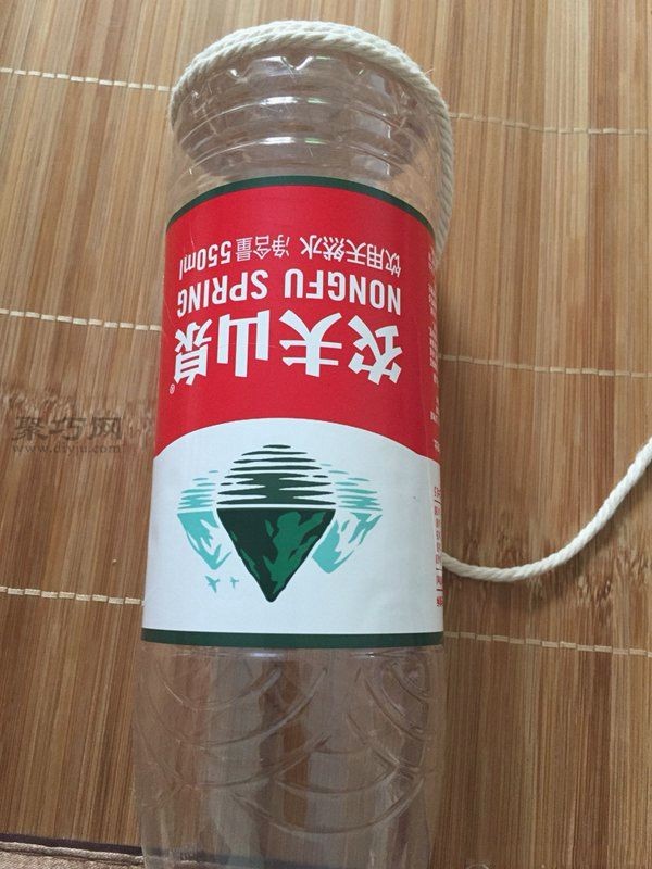 Make a fresh and artistic small vase with Nongfu Spring mineral water bottle in a few simple steps