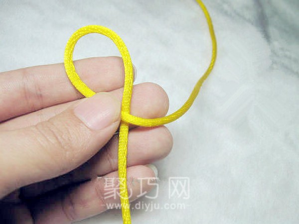 Illustration of the braiding method of three-strand five-flower (herringbone) Chinese knot knot tutorial