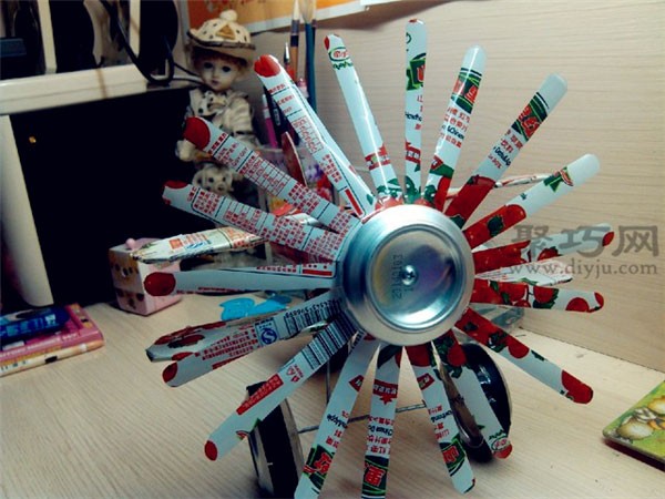 How to make a can airplane. How to make a propeller airplane from a can.