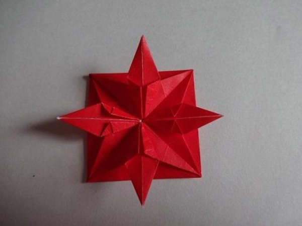 Tutorial on making Christmas origami eight-pointed star How to make small Christmas decorations through origami