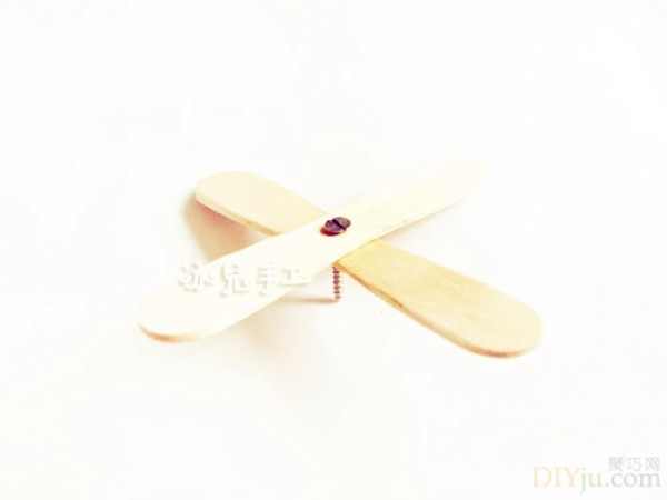 Make a helicopter with ice cream sticks and turn waste into treasure to make a toy airplane