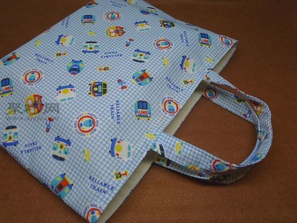 Detailed tutorial on making cloth book bags by hand. Teach you how to make a convenient book bag.